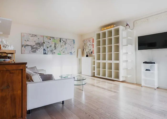 Modern -1br-3p- Trocadero *